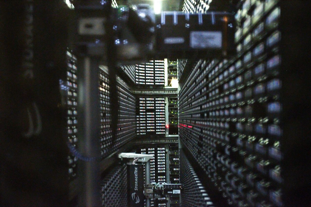 https://commons.wikimedia.org/wiki/File:Interior_of_StorageTek_tape_library_at_NERSC_(1).jpg